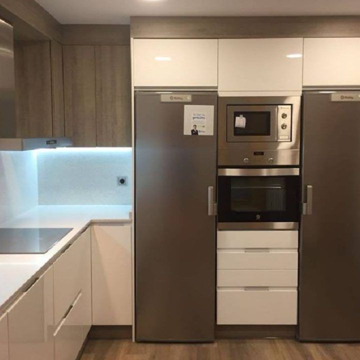Cocina de diseño en blanco, brillo y madera