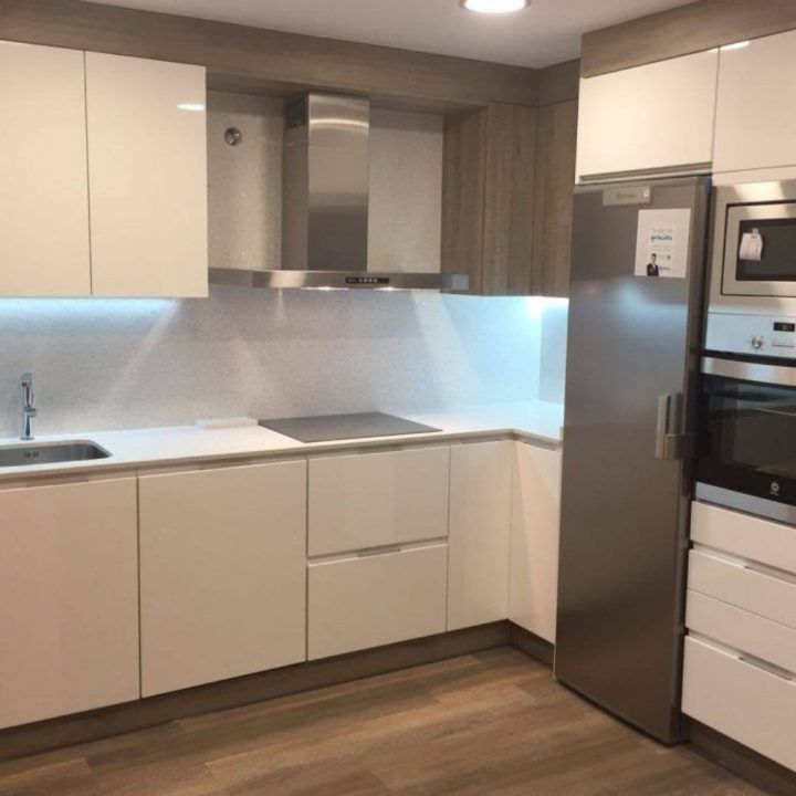 Cocina de diseño en blanco, brillo y madera