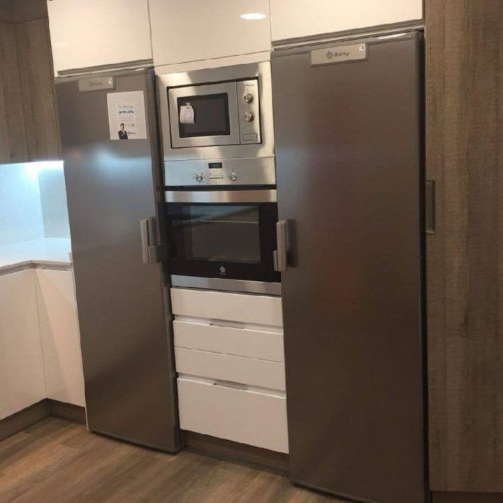 Cocina de diseño en blanco, brillo y madera