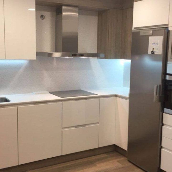 Cocina de diseño en blanco, brillo y madera
