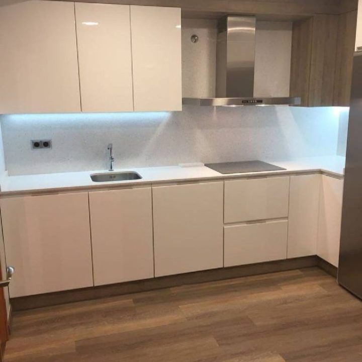 Cocina de diseño en blanco, brillo y madera
