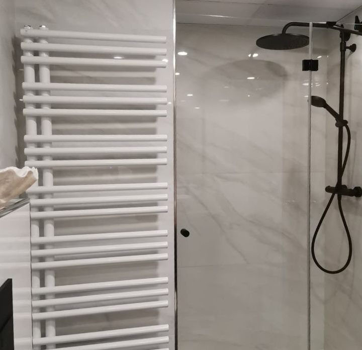 Reforma baño con detalles en negro por Carpintería Castellar Huesca