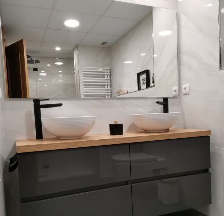 Reforma baño con detalles en negro por Carpintería Castellar Huesca