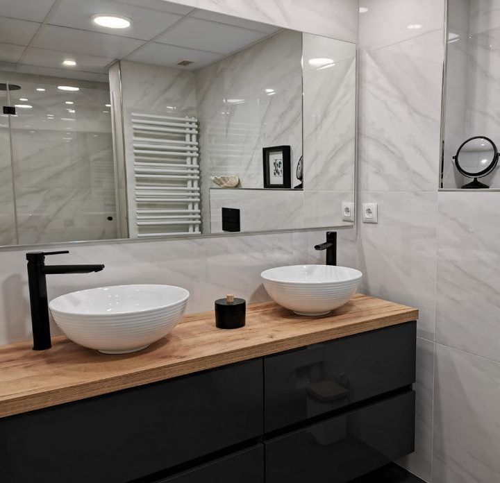 Reforma baño con detalles en negro por Carpintería Castellar Huesca