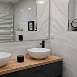 Reforma baño con detalles en negro por Carpintería Castellar Huesca