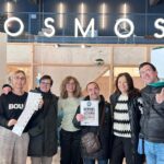 Nuria Grau de Cosmos Castellar junto a los chicos de la Asociación Down Huesca durante la entrega de la invitación al Cosmos Festival 2025 en Huesca