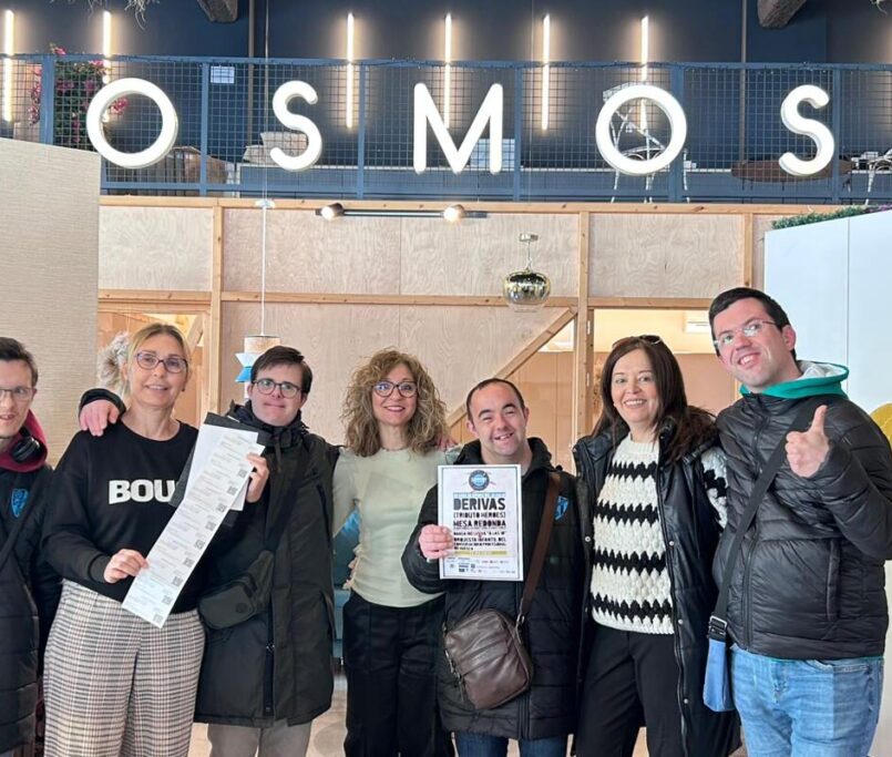 Nuria Grau de Cosmos Castellar junto a los chicos de la Asociación Down Huesca durante la entrega de la invitación al Cosmos Festival 2025 en Huesca